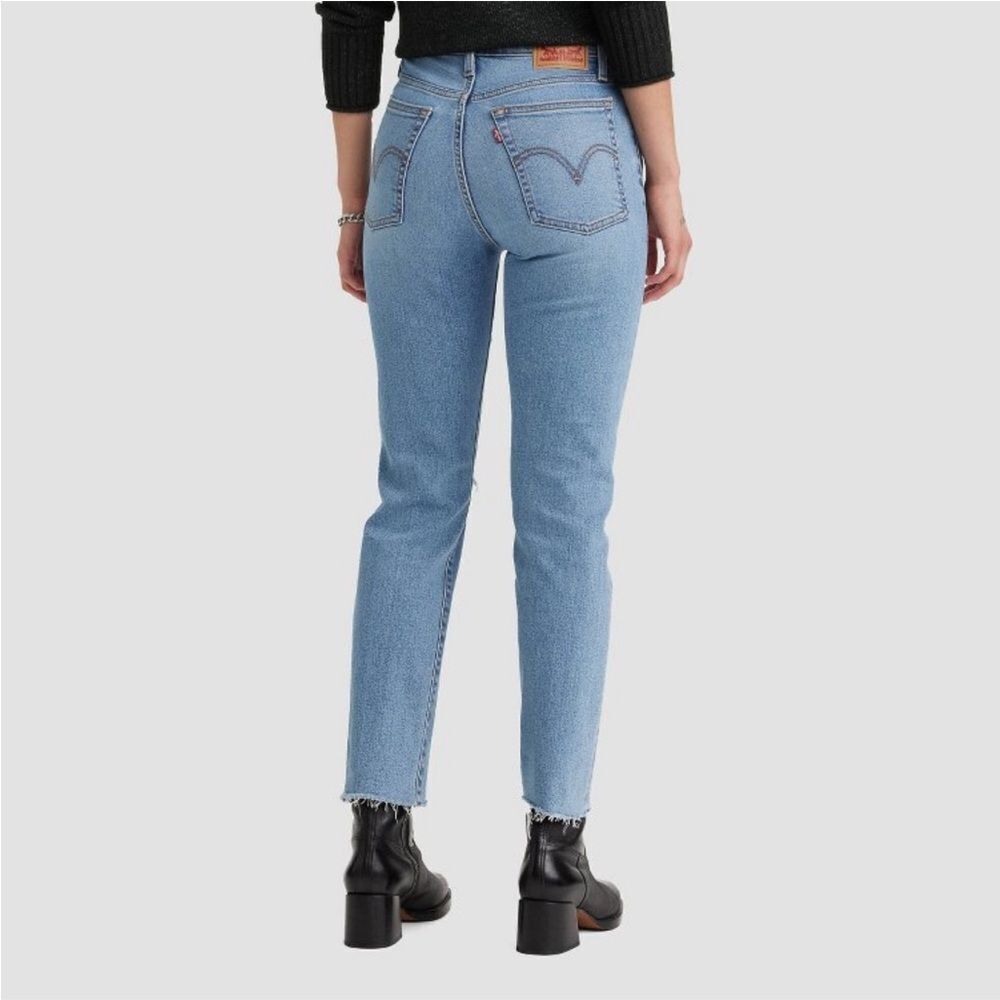 Levi’s “Wedgie Straight” Blue Jeans with knee rip & button fly, 26- like new!
